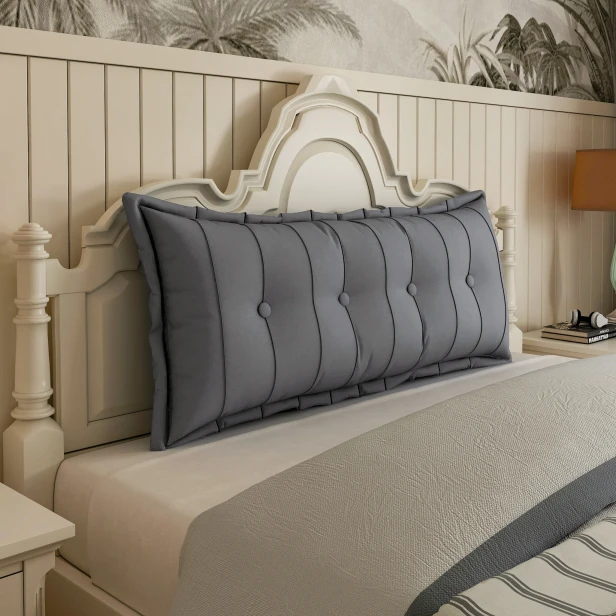 Rechteckiges Rückenstützkissen – Graue Baumwolle. Schlafzimmer-Arrangement auf dem Bett.
