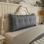 Rechteckiges Rückenstützkissen – Graue Baumwolle. Schlafzimmer-Arrangement auf dem Bett.