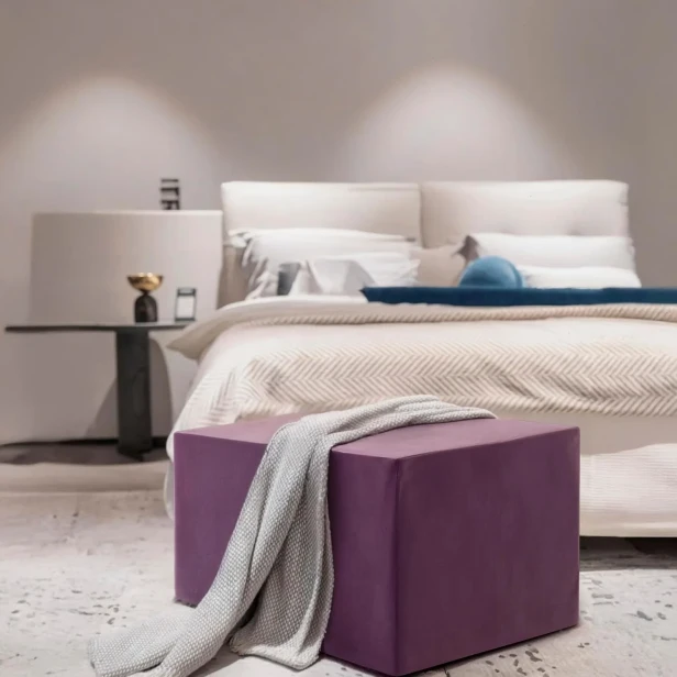 Modulare Lavendel-Fußhocker, Tische, Wohnaccessoires.