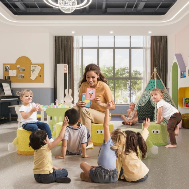 Kinder spielen und lernen auf „JoyPouch“-Sitzkissen in einem modernen Kindergartenraum.
