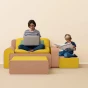 Eine Frau und ein Kind sitzen auf einem 287 cm langen Kinder- und Elternsofa.