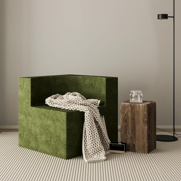 Sessel „Velvet Hug“, Anordnung im Wohnzimmer.