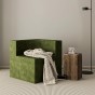 Sessel „Velvet Hug“, Anordnung im Wohnzimmer.