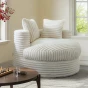 Runde Chaiselongue, Sofa, Sessel, Beige. Wohnzimmergestaltung.