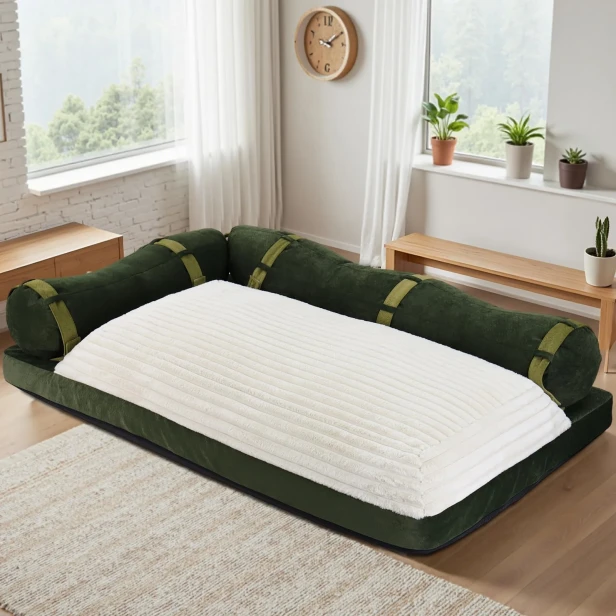 Samtsofa mit Schlaffunktion und Rückenlehne, aufgestellt im Wohnzimmer.