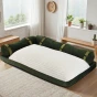Samtsofa mit Schlaffunktion und Rückenlehne, aufgestellt im Wohnzimmer.