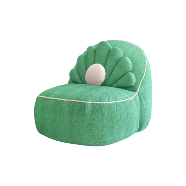 Shell Lounge Chair. Muschelförmiger Sessel für ein Kinderzimmer, grüner Samtpouf, weicher Sitz, weiße Paspelierung.