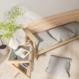 Set aus 4 grauen Modulkissen, arrangiert im Wohnzimmer auf einem Sofa.