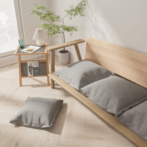 Set aus 4 grauen Modulkissen, arrangiert im Wohnzimmer auf einem Sofa.