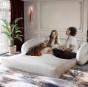 Zwei Frauen und zwei Hunde auf einem Schlafsofa im Wohnzimmer.