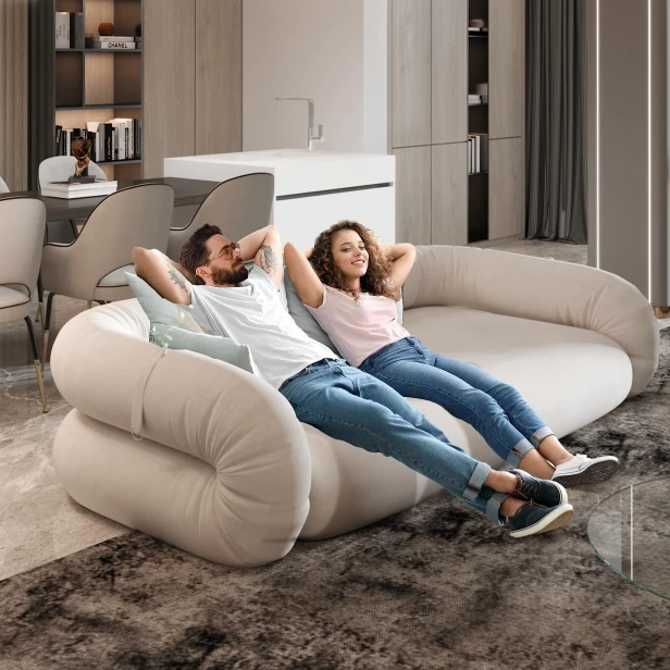 Schlafsofa – Ein Paar entspannt in einem Luxusapartment.