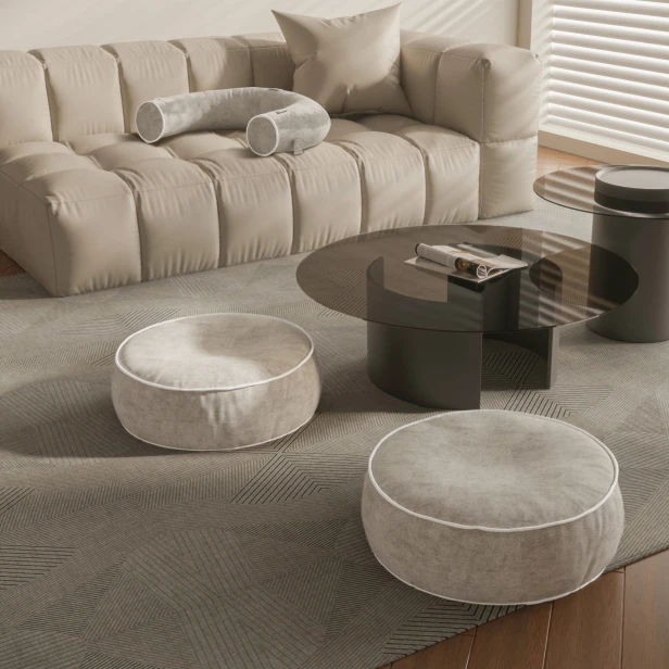 Sofa mit Streifen, als Poufs im Wohnzimmer.
