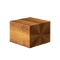 Moderner Fußhocker, Pouf. Minimalistisches Würfeldesign, weich gepolsterter Sitz. Gelbe Holzmaserung.