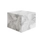 Moderner Hocker/Pouf. Minimalistisches Würfeldesign, weich gepolsterter Sitz. Weißes Marmormuster.