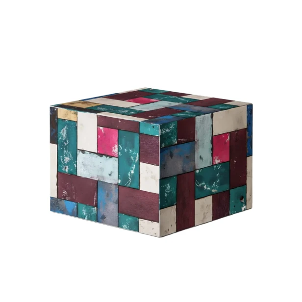 Ein moderner Hocker mit integriertem Pouf. Minimalistisches Würfeldesign mit weich gepolstertem Sitz. Farbenfrohes Blockmuster.