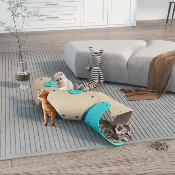 Katzen spielen im Wohnzimmer im Filzkatzentunnel