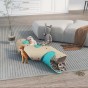 Katzen spielen im Wohnzimmer im Filzkatzentunnel