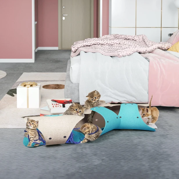 Katzen spielen im Schlafzimmer im Filz-Katzentunnel