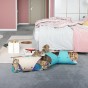 Katzen spielen im Schlafzimmer im Filz-Katzentunnel