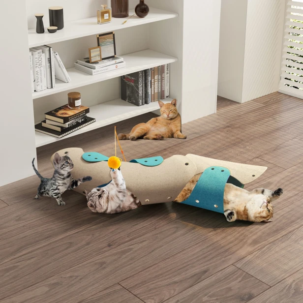 Katzen spielen im Wohnzimmer im Filzkatzentunnel