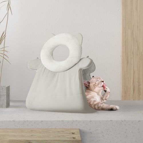 Eine Katze liegt in einem innovativen Mehrzweck-Katzenbett