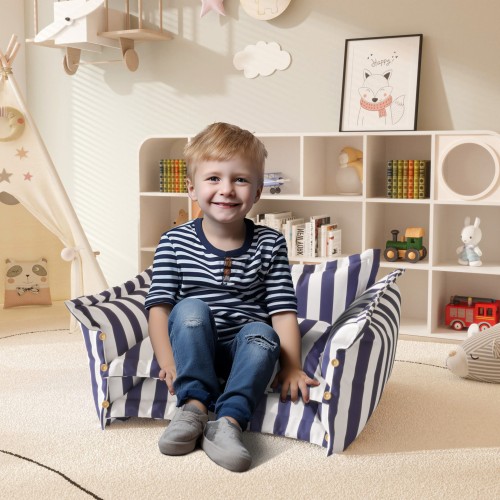 Junge sitzt auf einem Multifunktionssofa mit Bodenkissen im Kinderzimmer.