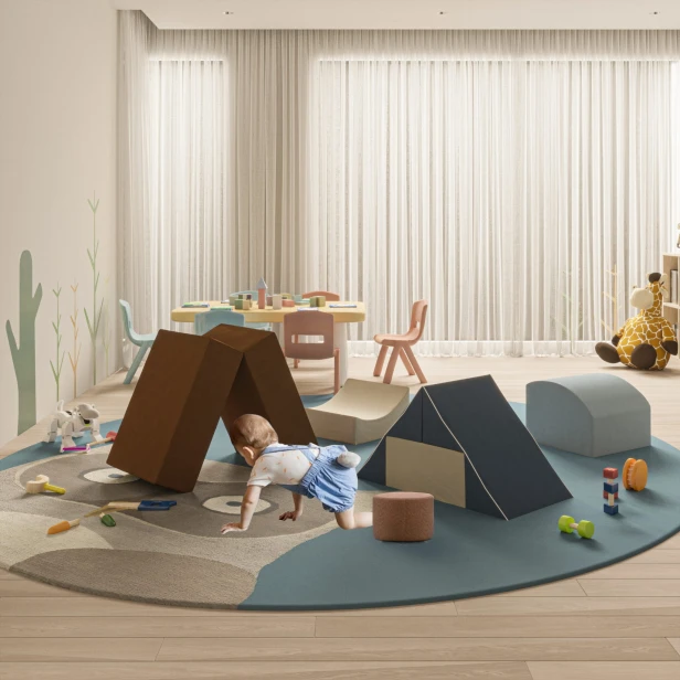 Kind spielt mit einem Schaumstoffblock-Sofa für Kinder