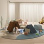 Kind spielt mit einem Schaumstoffblock-Sofa für Kinder