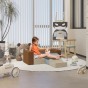 Ein Mädchen spielt auf einem Kindersofa aus Schaumstoffblöcken.