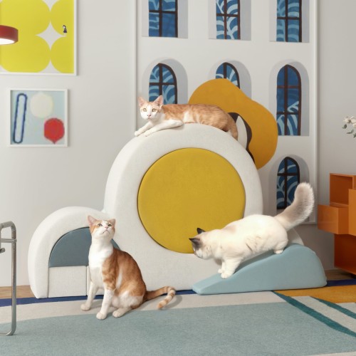 Katzen spielen auf der Katzenkletterleiter.