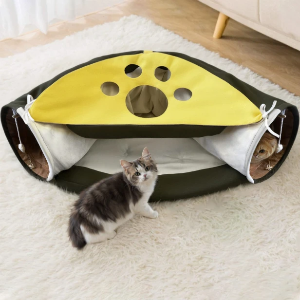Eine Katze neben dem dreieckigen Katzentunnel