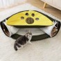 Eine Katze neben dem dreieckigen Katzentunnel