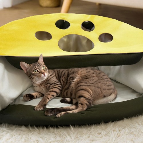 Eine Katze liegt in einem dreieckigen Katzentunnel