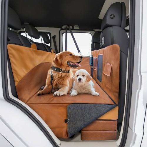 Zwei Hunde liegen in einem Auto auf einer Rücksitz-Schutzmatte