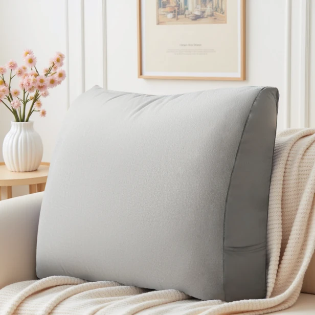 Multifunktionales graues Sofakissen, Anordnung auf dem Sofa im Wohnzimmer