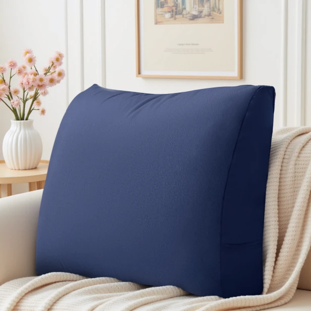 Multifunktionales marineblaues Sofakissen, arrangiert im Wohnzimmer auf dem Sofa.
