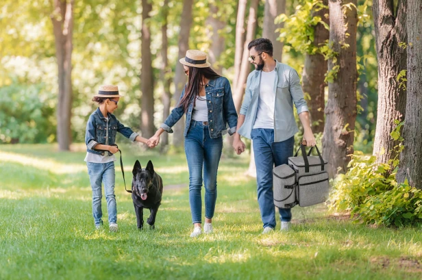 Familie beim Spaziergang mit dem Hund, Reisetasche für Haustiere
