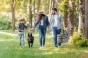 Familie beim Spaziergang mit dem Hund, Reisetasche für Haustiere