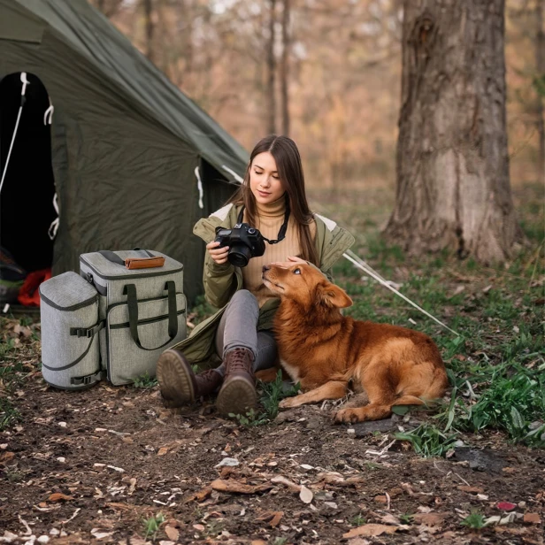 Frau mit Hund im Wald, Reisetasche für Haustiere