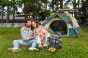 Familie mit Hund beim Picknick, Reisetasche für Haustiere