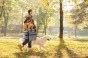 Mann führt seinen Hund mit einer Haustier-Reisetasche aus