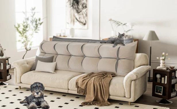 Beige-graues Kopfstützenkissen mit Stauraum, zur Platzierung im Wohnzimmer auf dem Sofa.