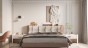 Beige-graues Kopfstützkissen mit Stauraum, Schlafzimmer-Arrangement auf dem Bett.