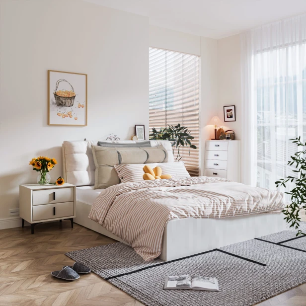 Beige-graues Kopfstützkissen mit Stauraum, Schlafzimmer-Arrangement auf dem Bett.