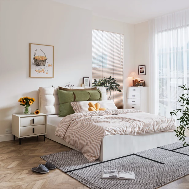 Grünes und oranges Kopfstützkissen mit Stauraum, Schlafzimmer-Arrangement auf dem Bett.