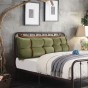 Grünes und oranges Kopfstützkissen mit Stauraum, Schlafzimmer-Arrangement auf dem Bett.