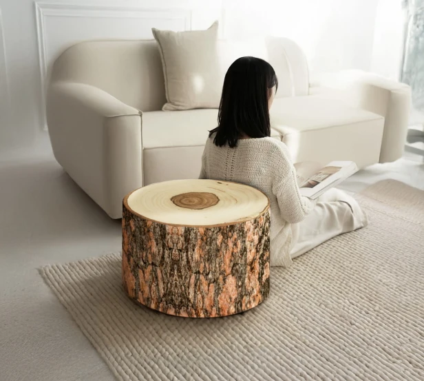 Frau lehnt an einem ovalen Hocker mit geometrischem Muster von Warm Tree