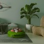 Selbstgemachtes Filzbett für ein Haustier, arrangiert im Wohnzimmer.