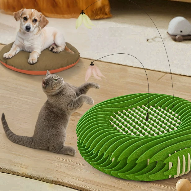 Eine Katze spielt mit einem Spielzeug, das an einem selbstgemachten Filzbett für Haustiere befestigt ist.