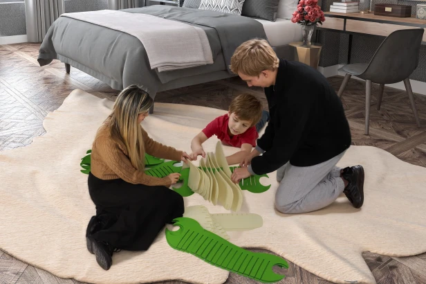 Familie baut ein DIY-Haustierbett aus Filz zusammen